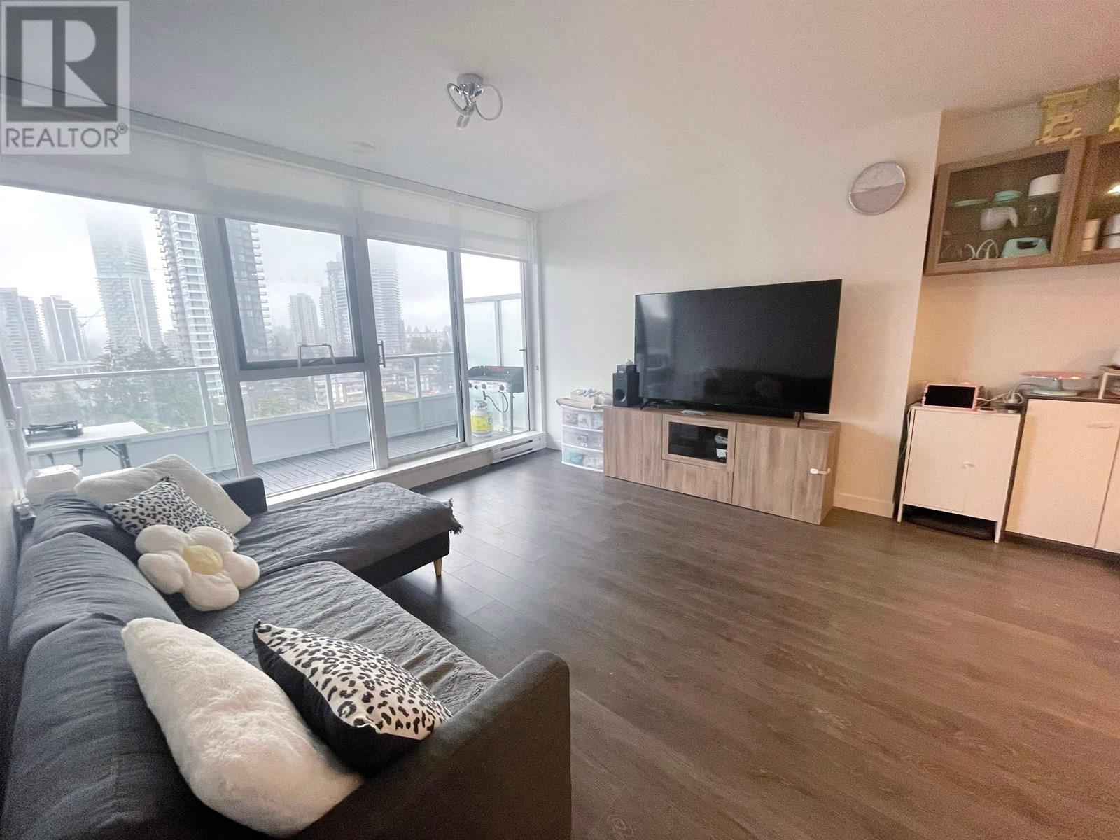 1304 525 FOSTER AVENUE