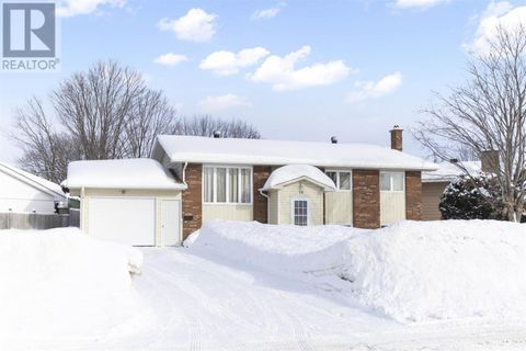 16 Chartwell DR Sault Ste. Marie ON P6A6A2