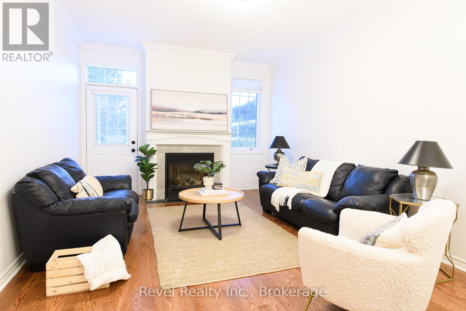 19 - 110 NAPIER STREET W