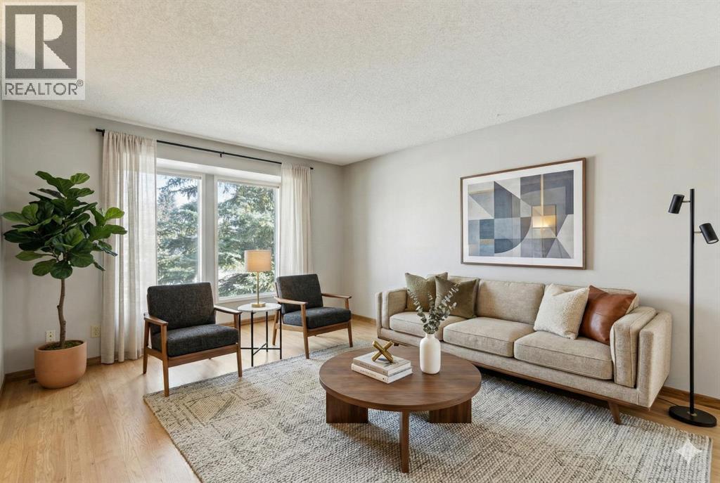 571 Woodside Place SW