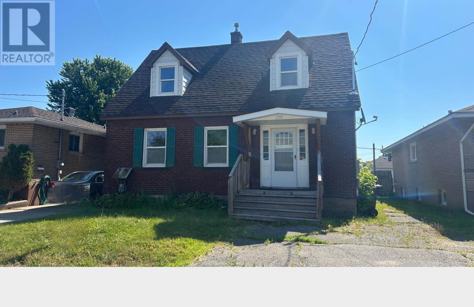 Photo 1 of 12 — 288 Patrick ST, Sault Ste. Marie, ON P6C3Y8