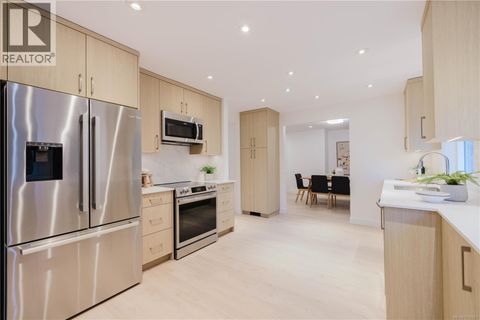 5180 Rutli Meadows Pl Saanich BC V8Y1X6