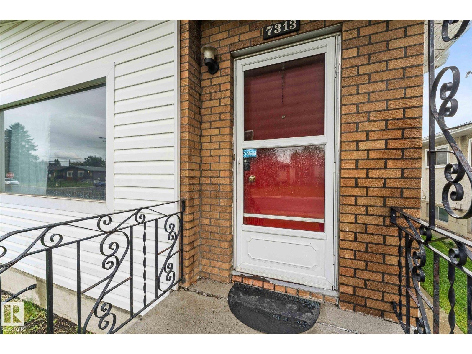 7311/7313 79 AV NW