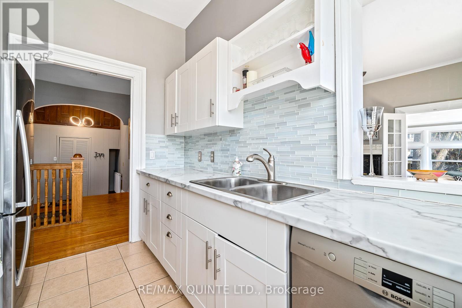UPPER LEVEL - 156 BRIDGE STREET E