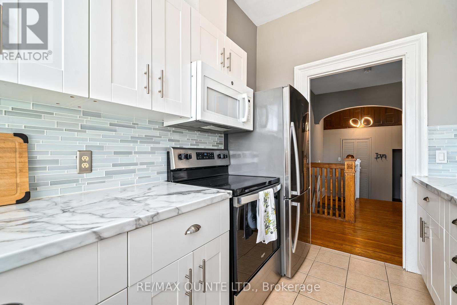UPPER LEVEL - 156 BRIDGE STREET E