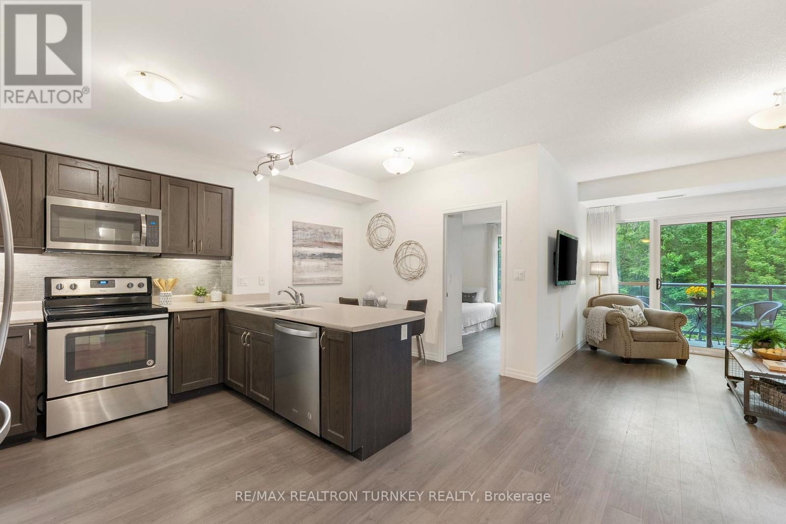 221 - 420 WILLIAM GRAHAM DRIVE