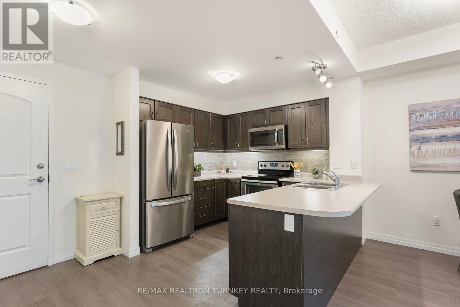 221 - 420 WILLIAM GRAHAM DRIVE