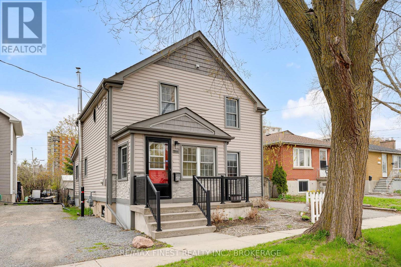 580 MACDONNELL STREET