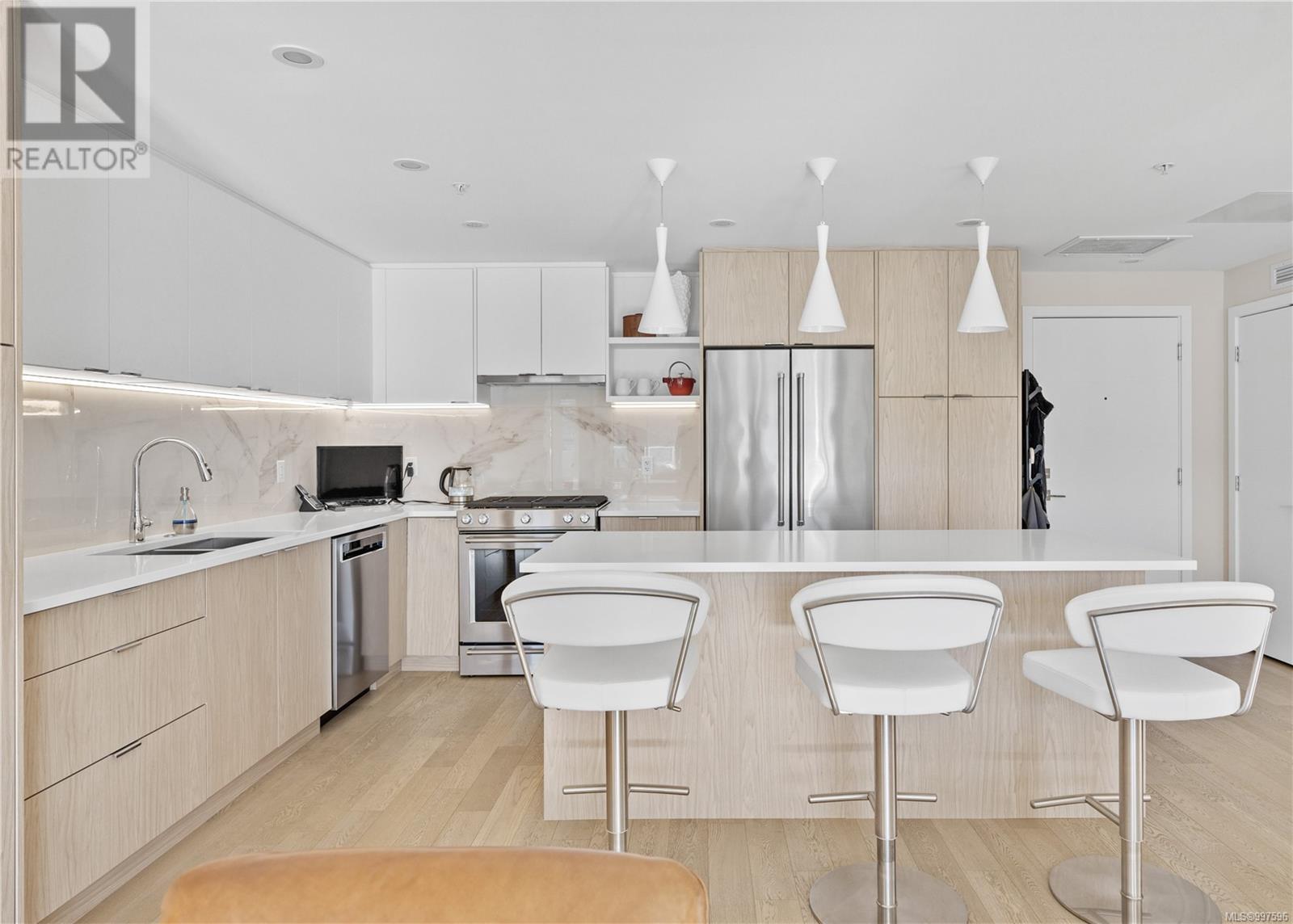 208 5118 Cordova Bay Rd