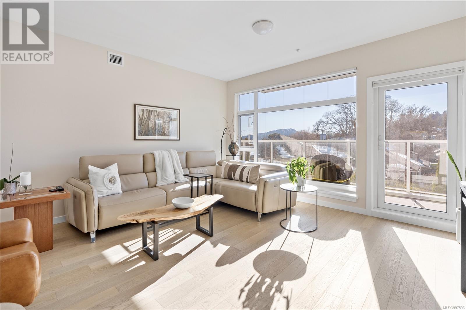 208 5118 Cordova Bay Rd