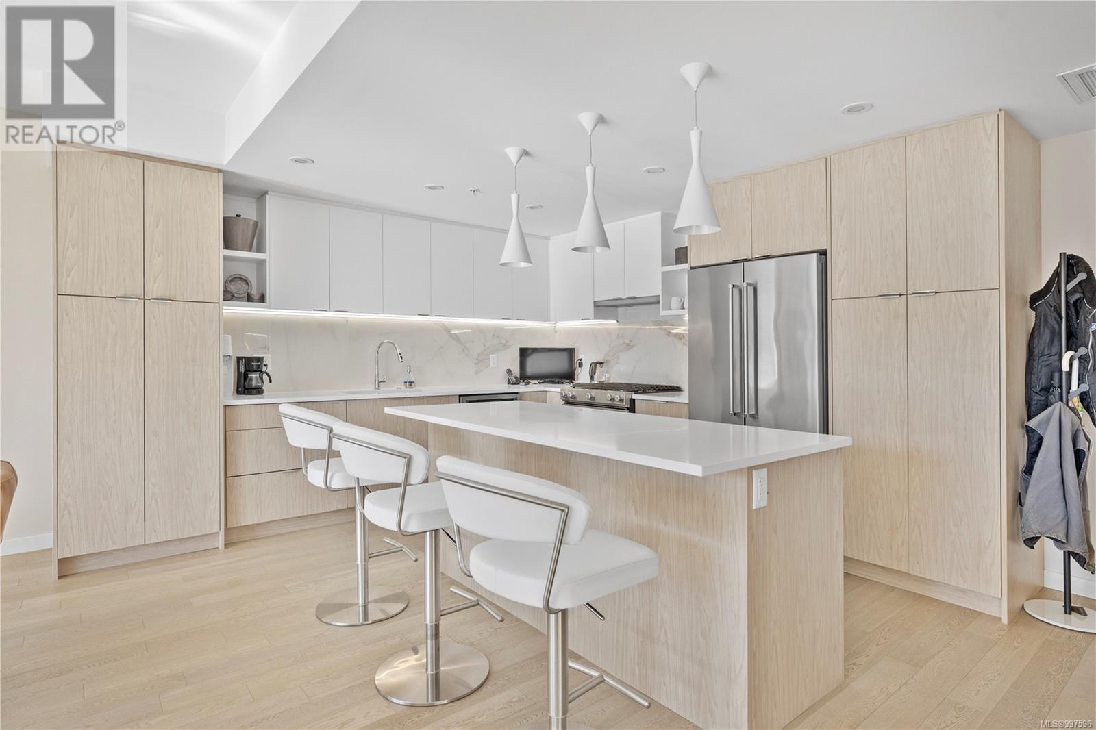208 5118 Cordova Bay Rd
