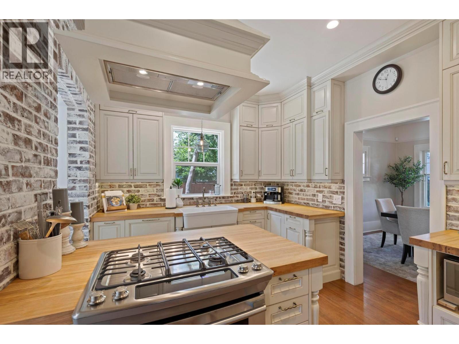 1001 Lawrence Avenue