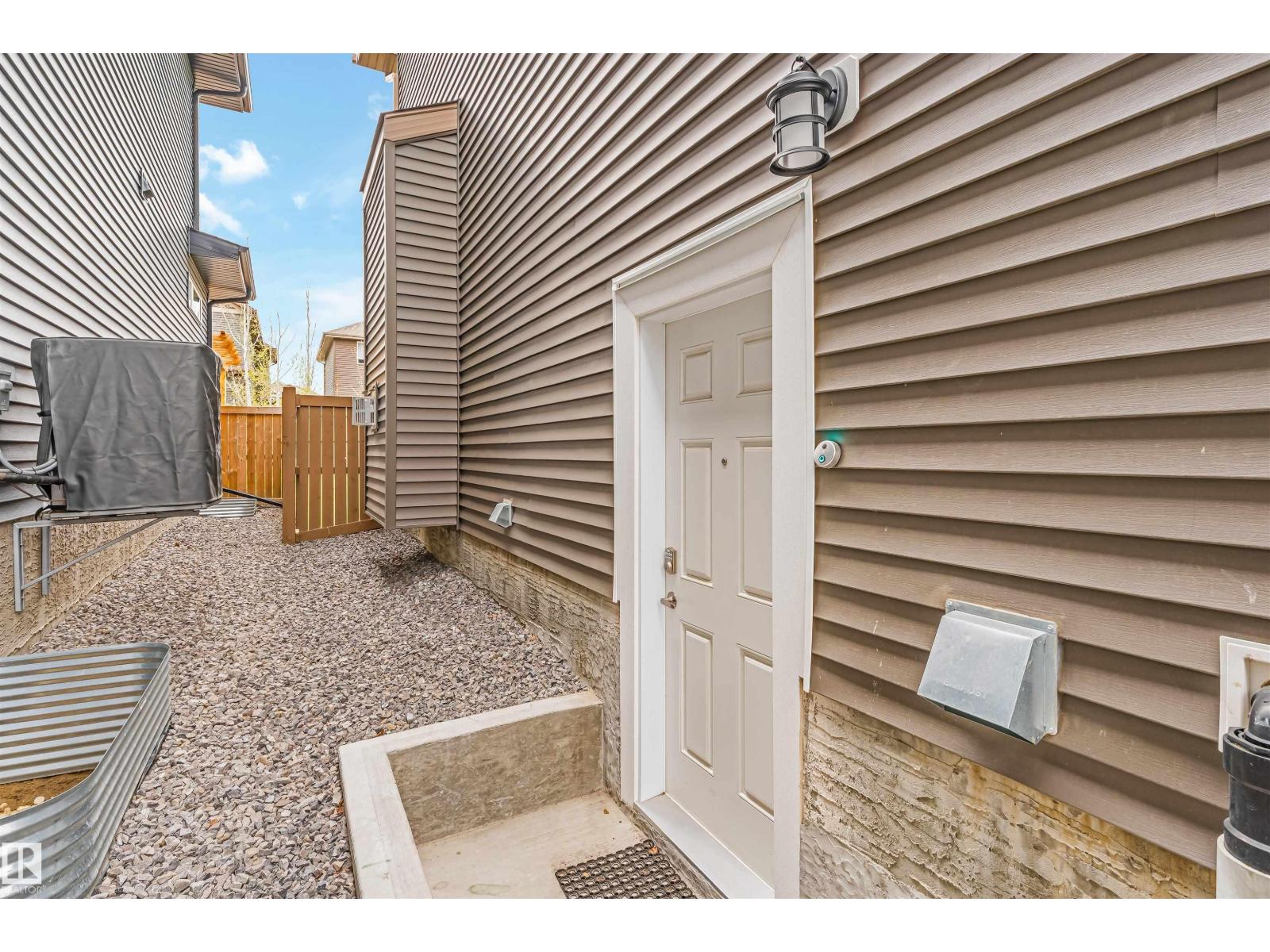 5907 19 AV SW
