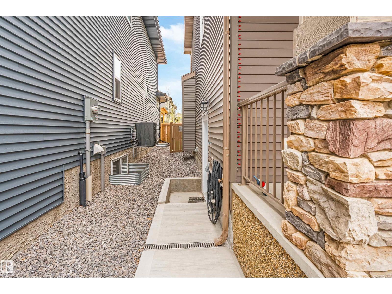 5907 19 AV SW