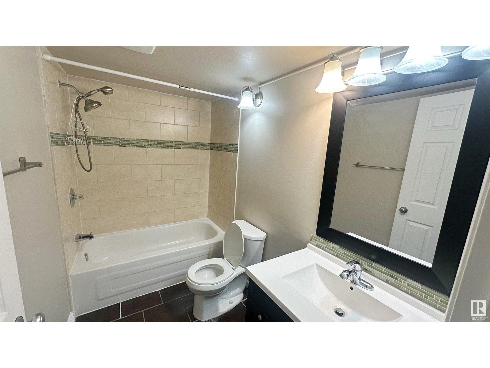 #103 2545 116 ST NW