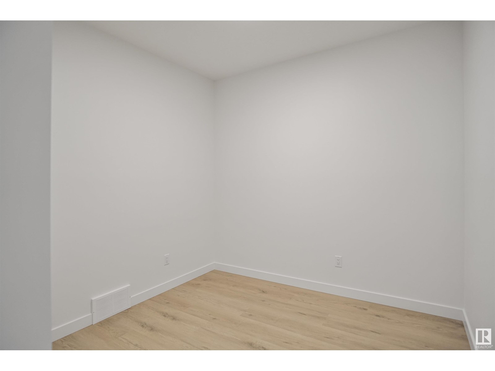 8739 183 AV NW