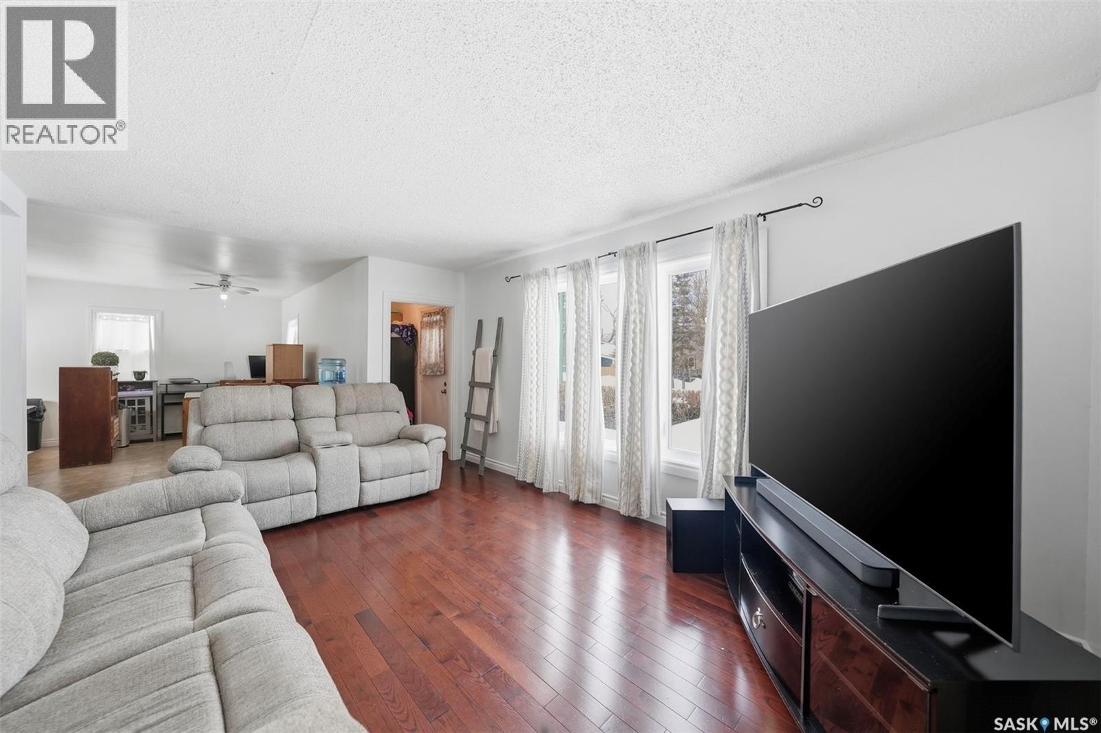 547 5th STREET E