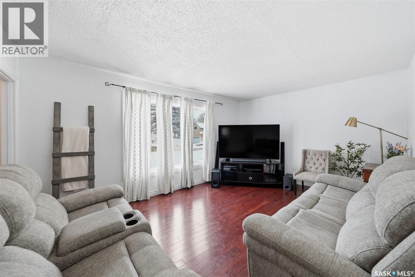 547 5th STREET E