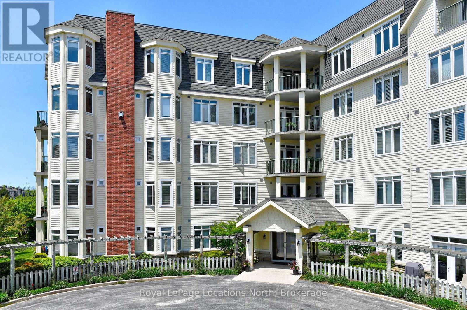 104 - 10 BAY STREET E