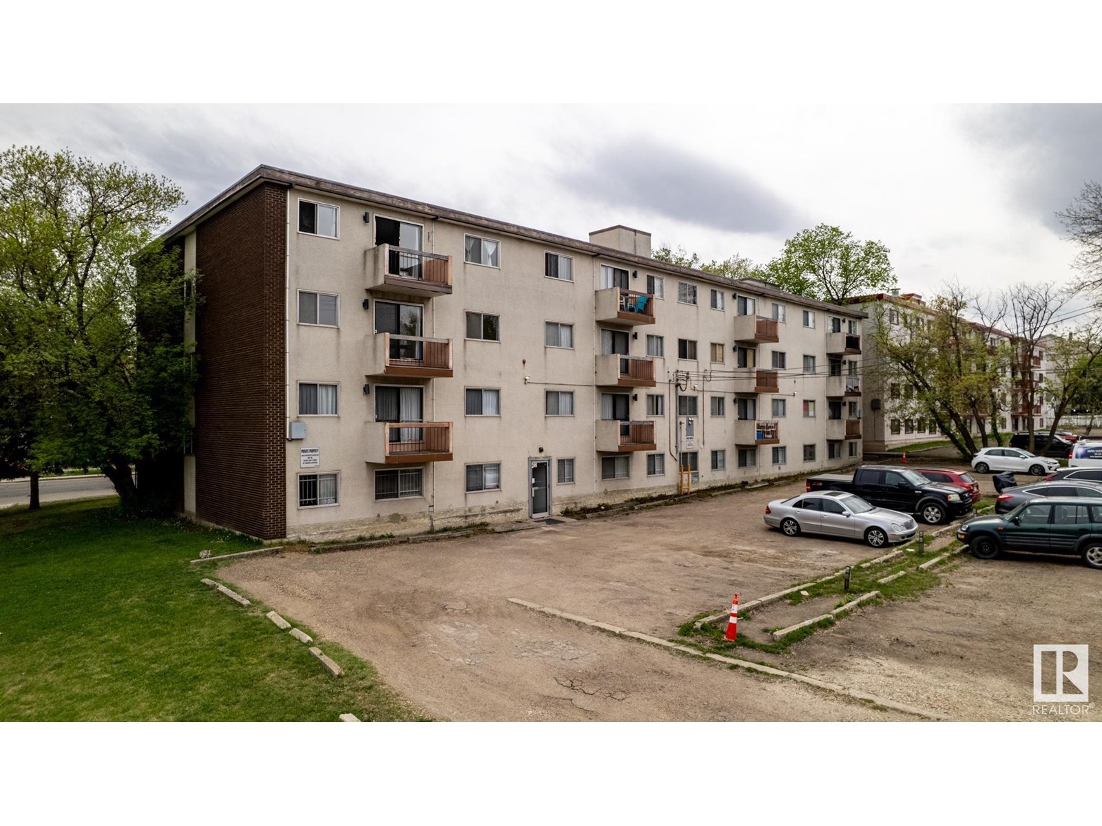 9818 82 AV NW