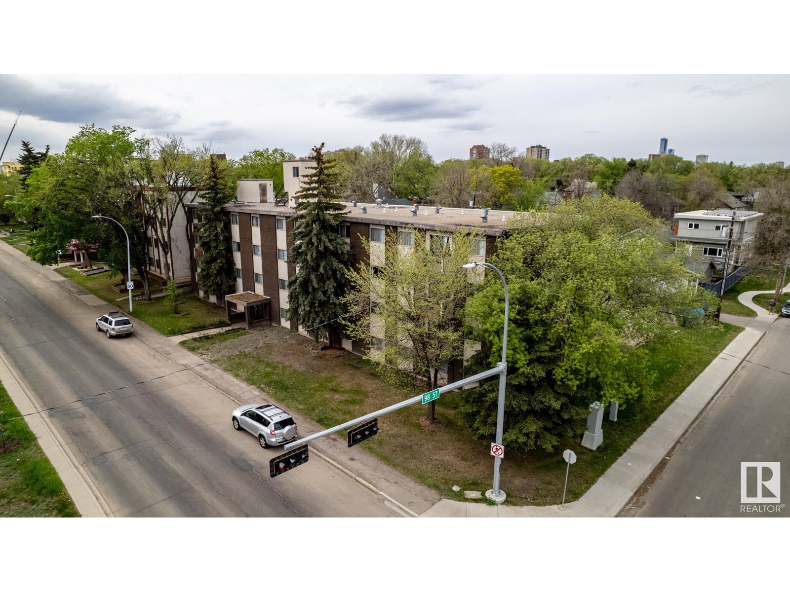 9818 82 AV NW