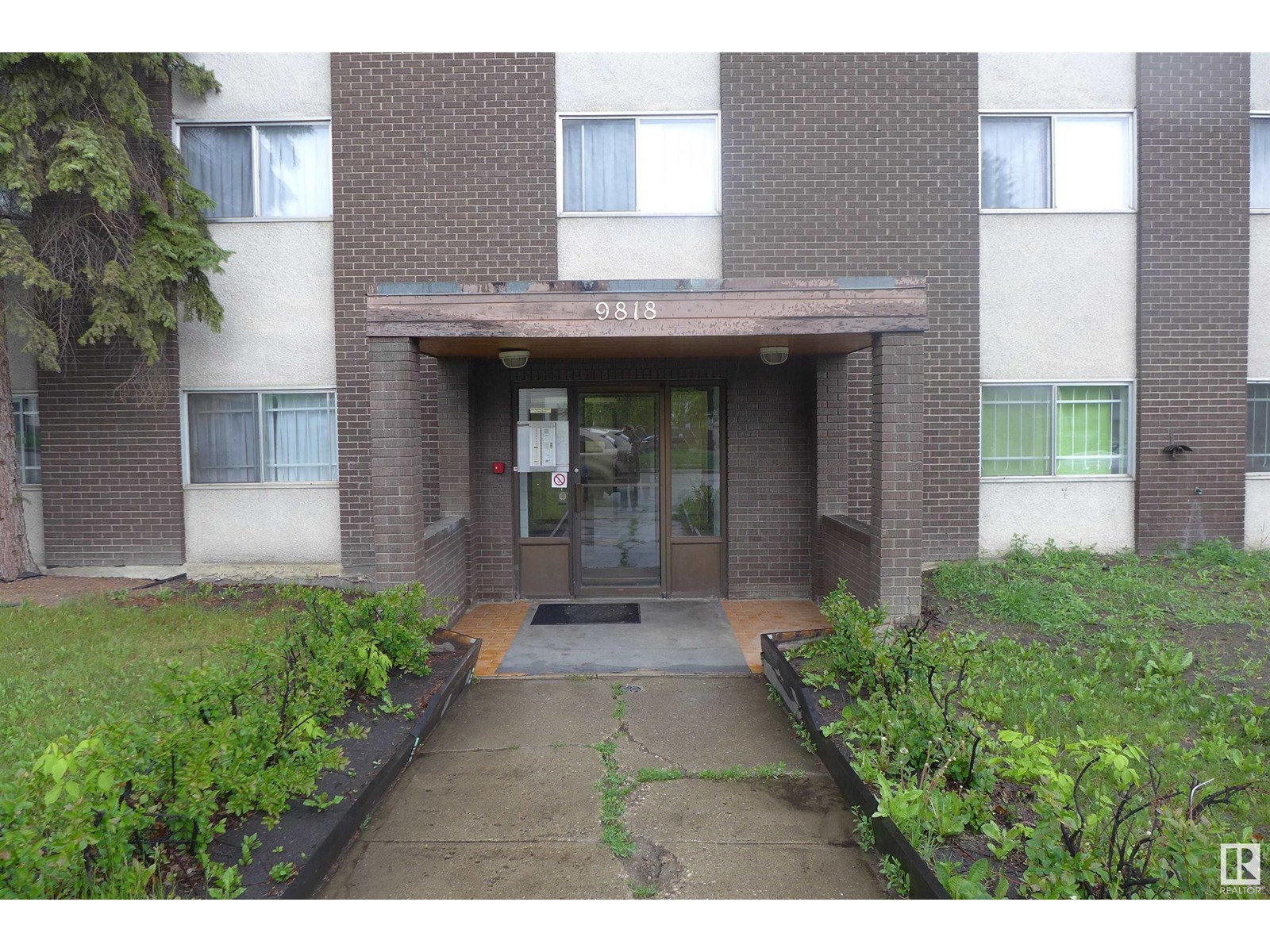 9818 82 AV NW
