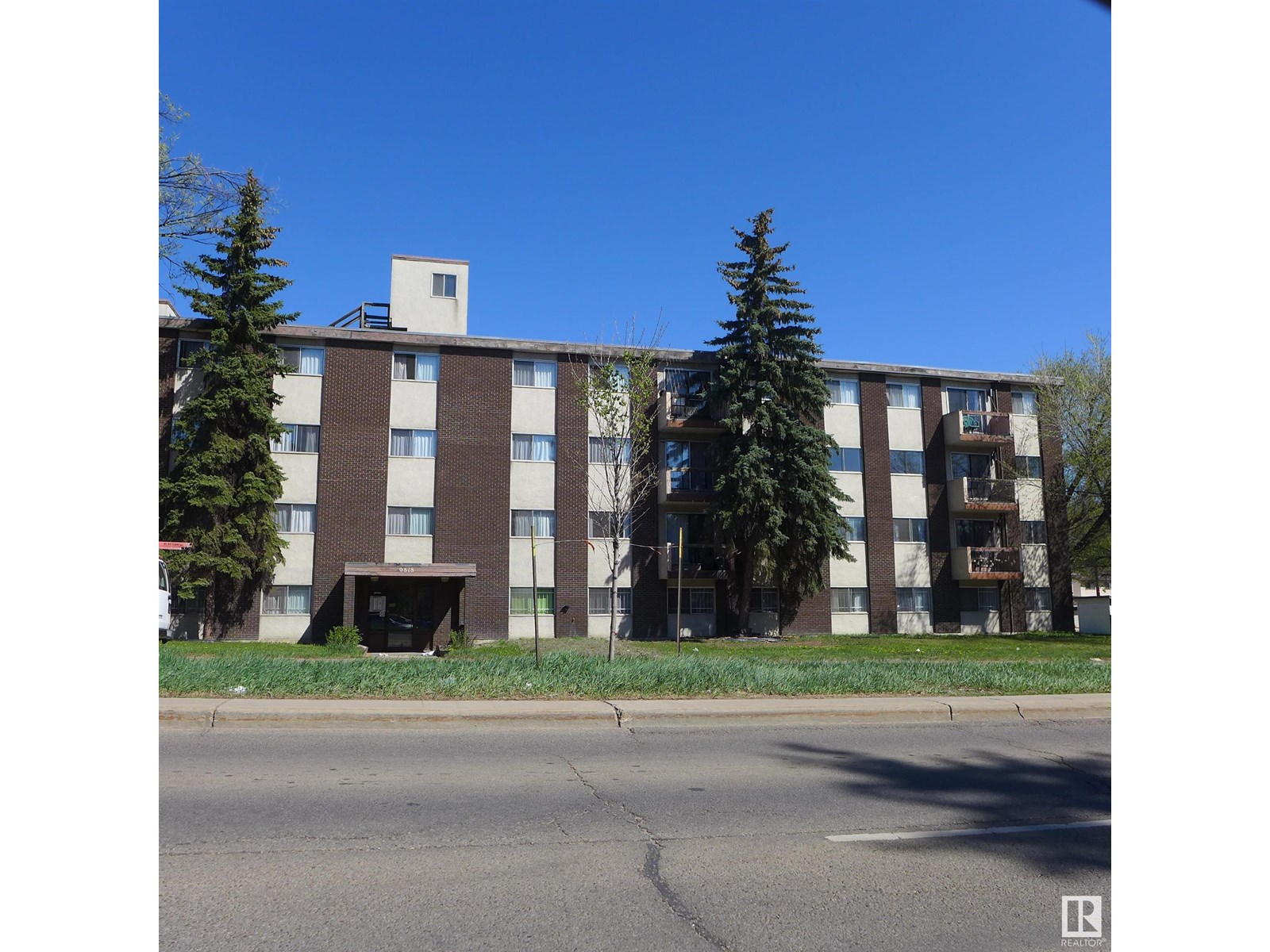 9818 82 AV NW