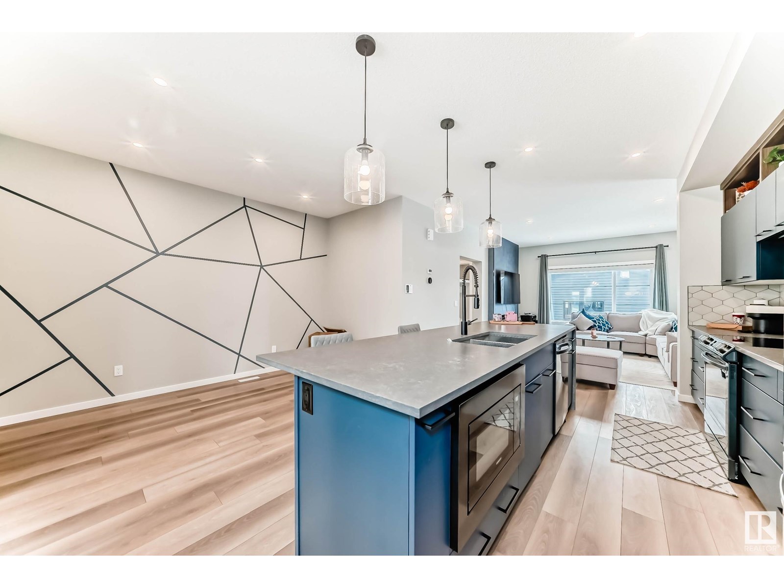 451 37 AV NW