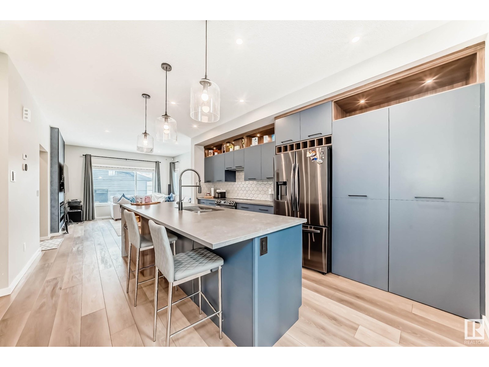 451 37 AV NW
