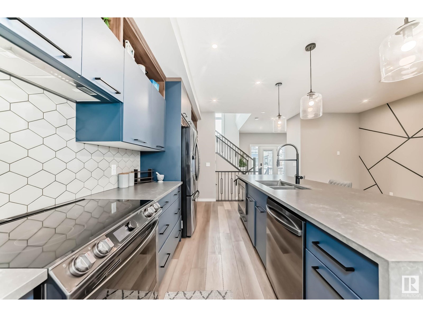 451 37 AV NW