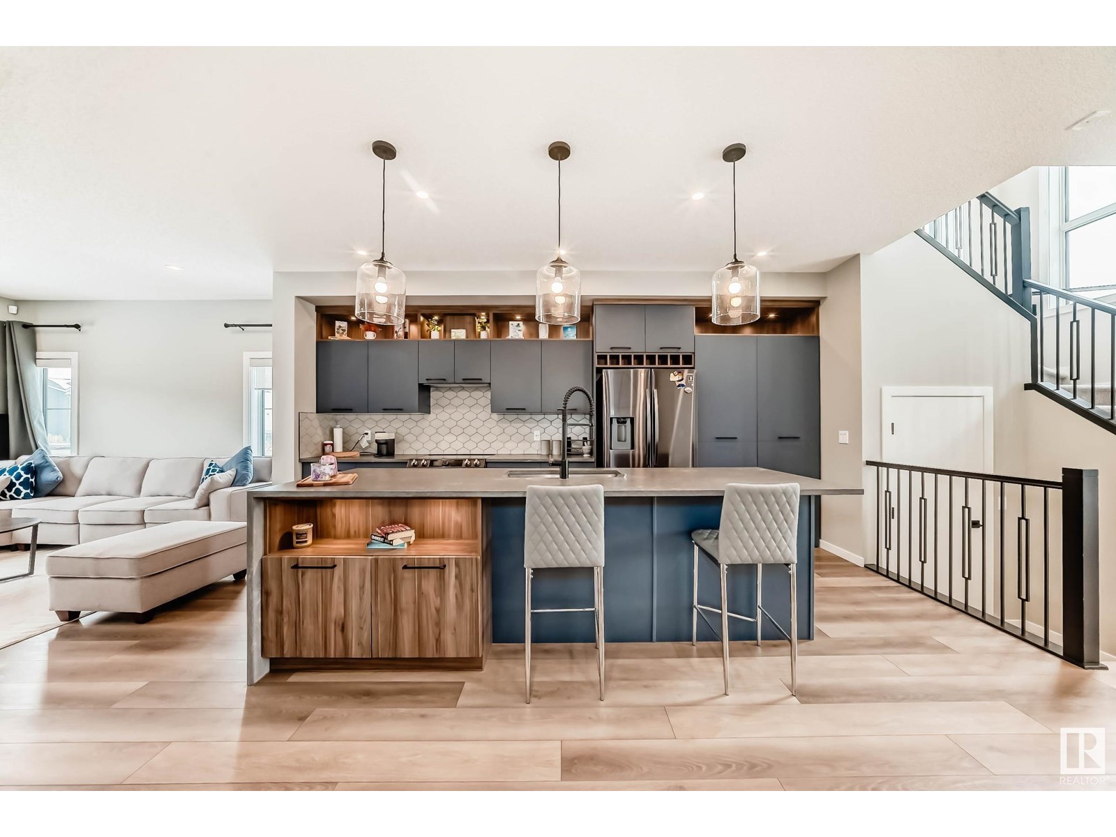 451 37 AV NW