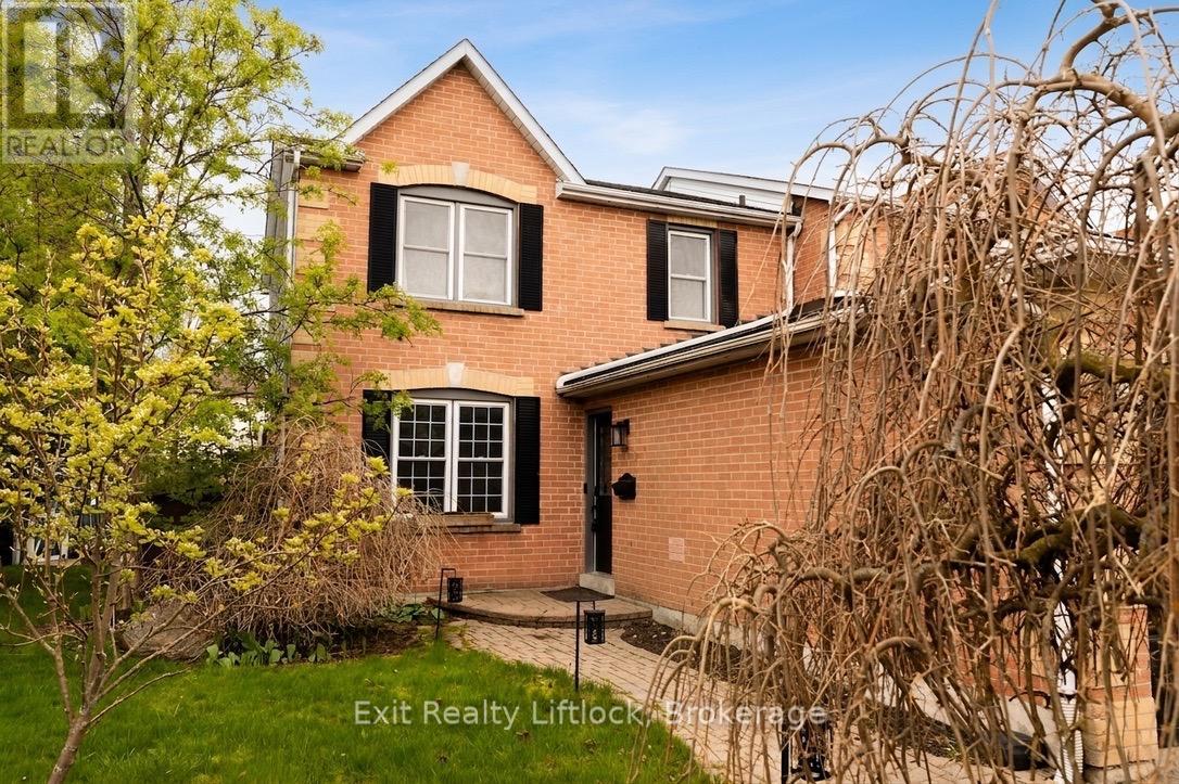 84 HILLHURST CRESCENT - Photo 2