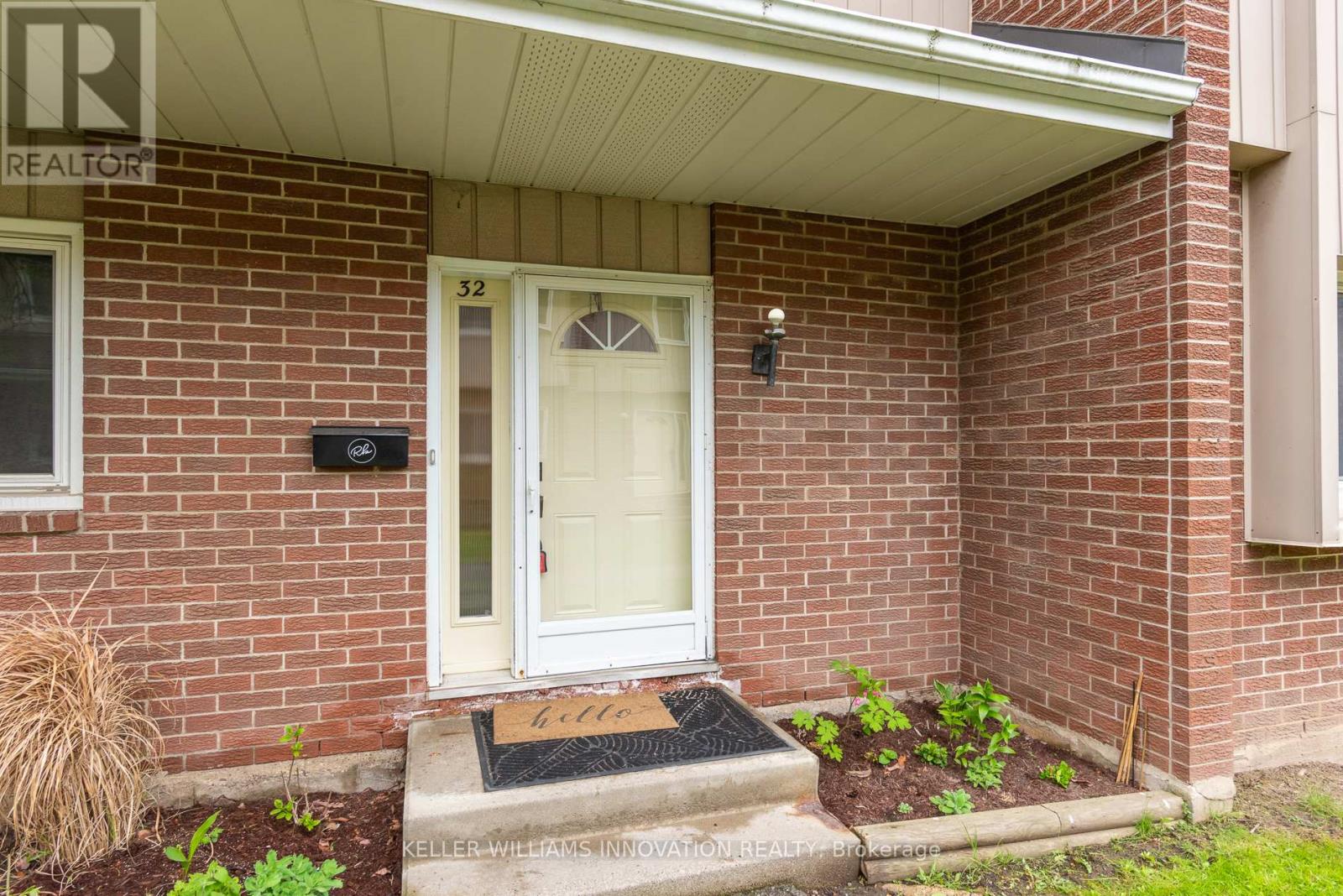 32 - 121 UNIVERSITY AVENUE E