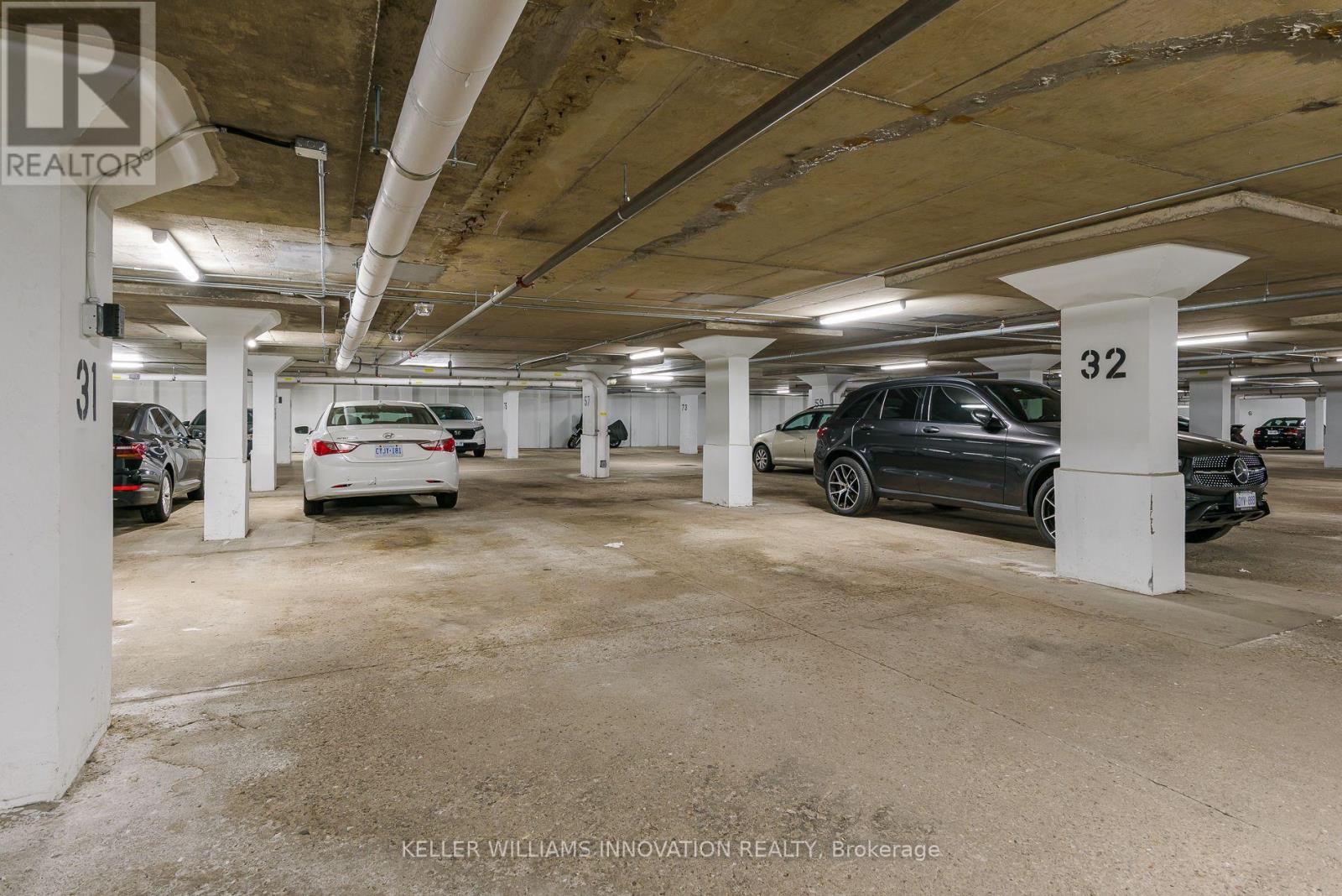 32 - 121 UNIVERSITY AVENUE E