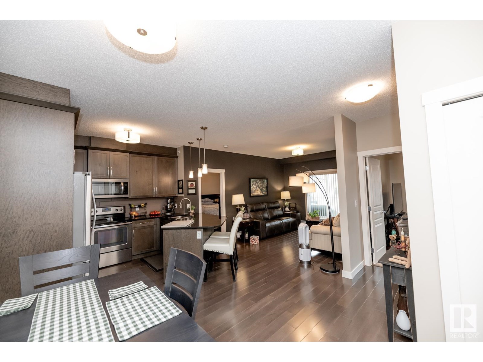 #403 2207 44 AV NW