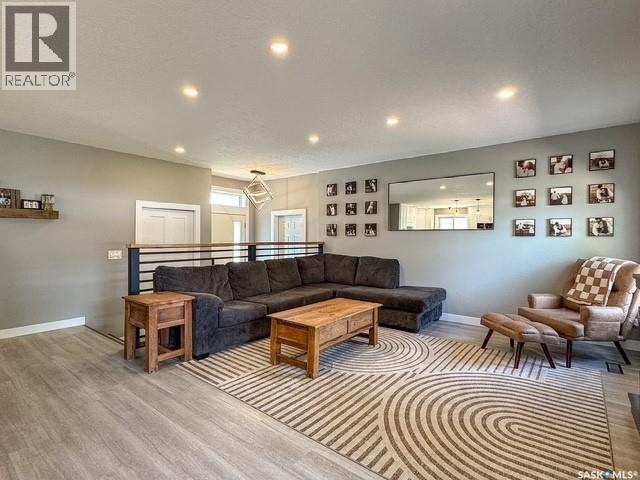 482 Russell CRESCENT
