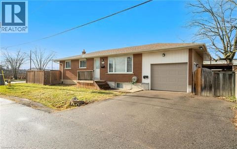 11 ROCKWOOD Avenue St. Catharines ON L2P1E3
