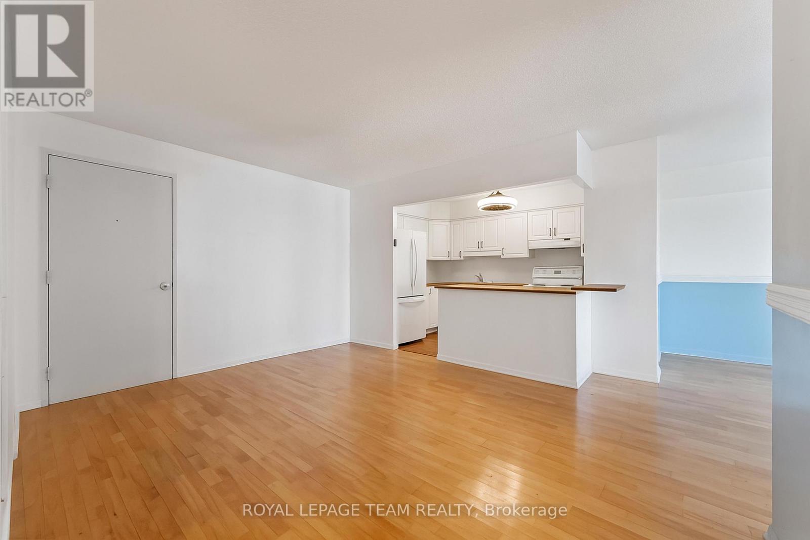 606 - 158C MCARTHUR AVENUE