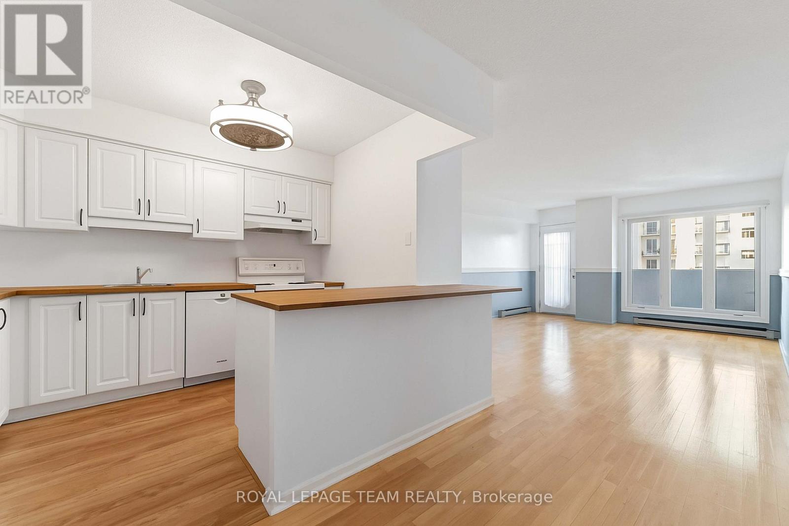 606 - 158C MCARTHUR AVENUE