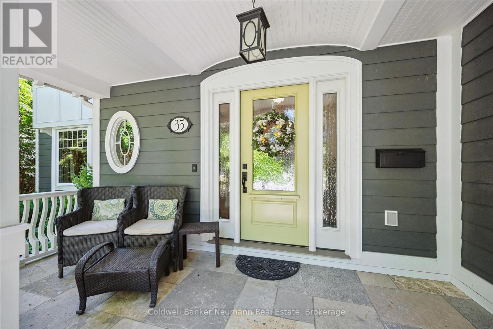 35 MONTICELLO CRESCENT