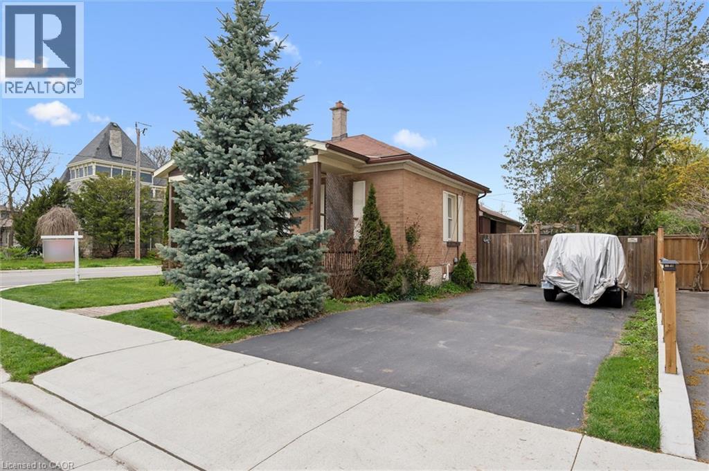 27 ROSEVIEW Avenue