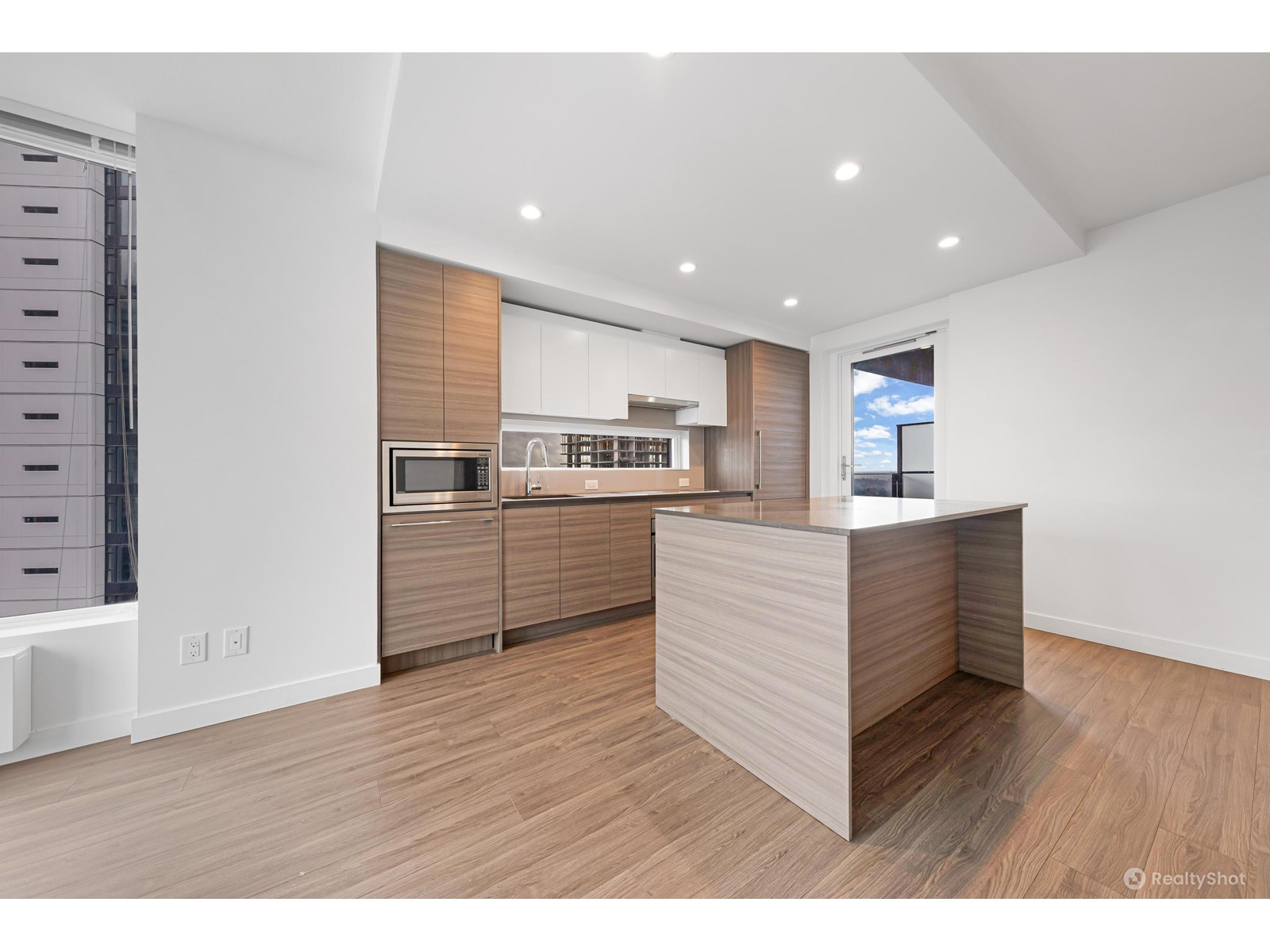 1909 13655 FRASER HIGHWAY