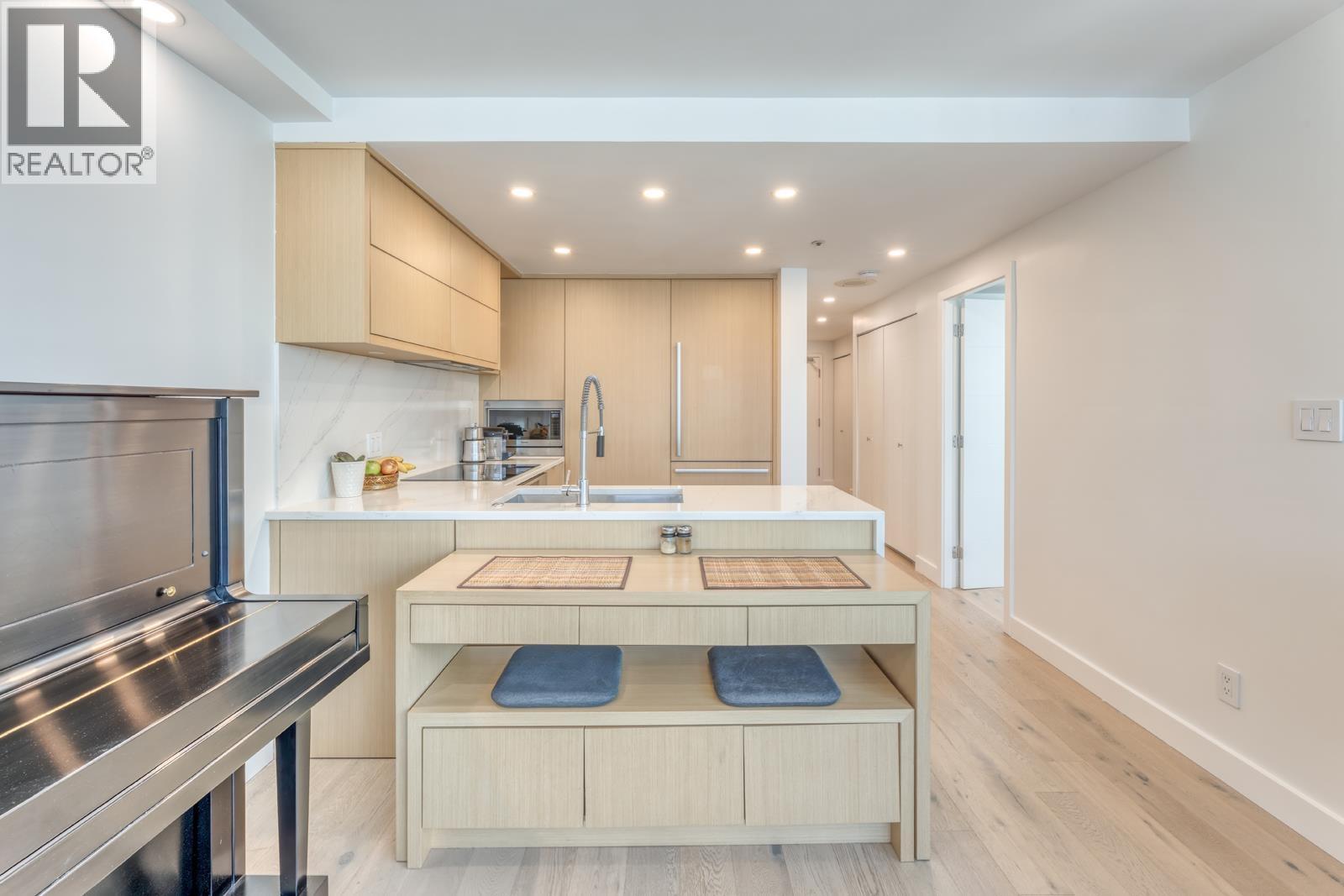 1001 588 BROUGHTON STREET