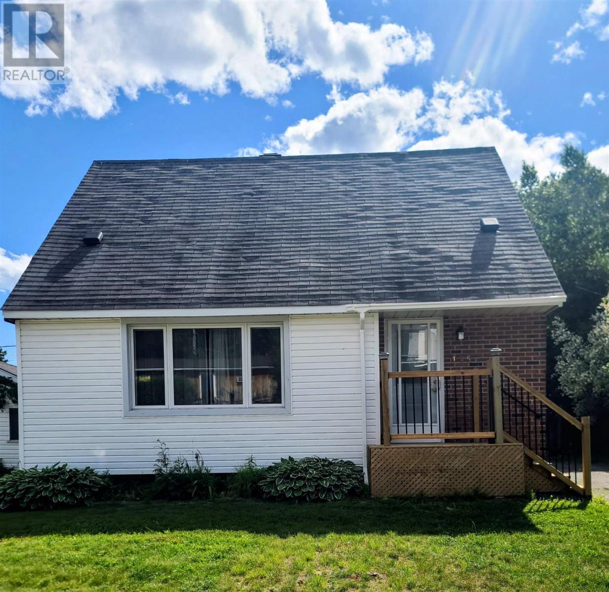 Photo 1 of 26 — 135 Dieppe AVE, Elliot Lake, ON P5A1H6