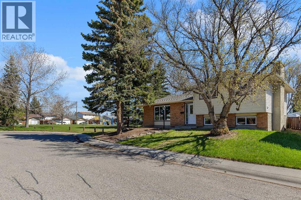 221 Madeira Crescent NE