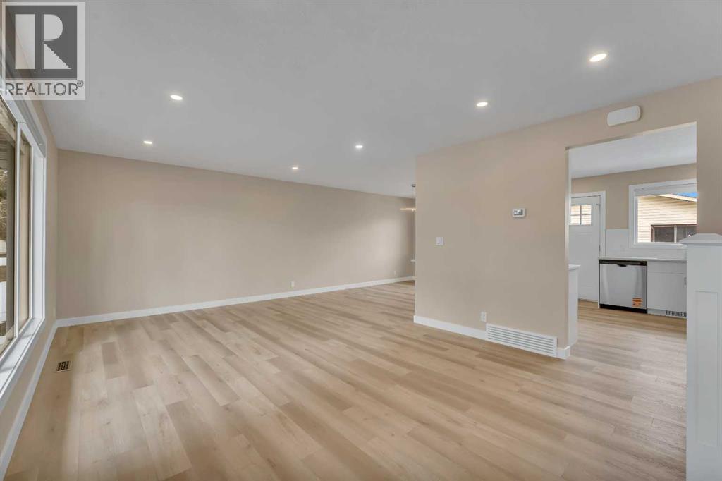 221 Madeira Crescent NE