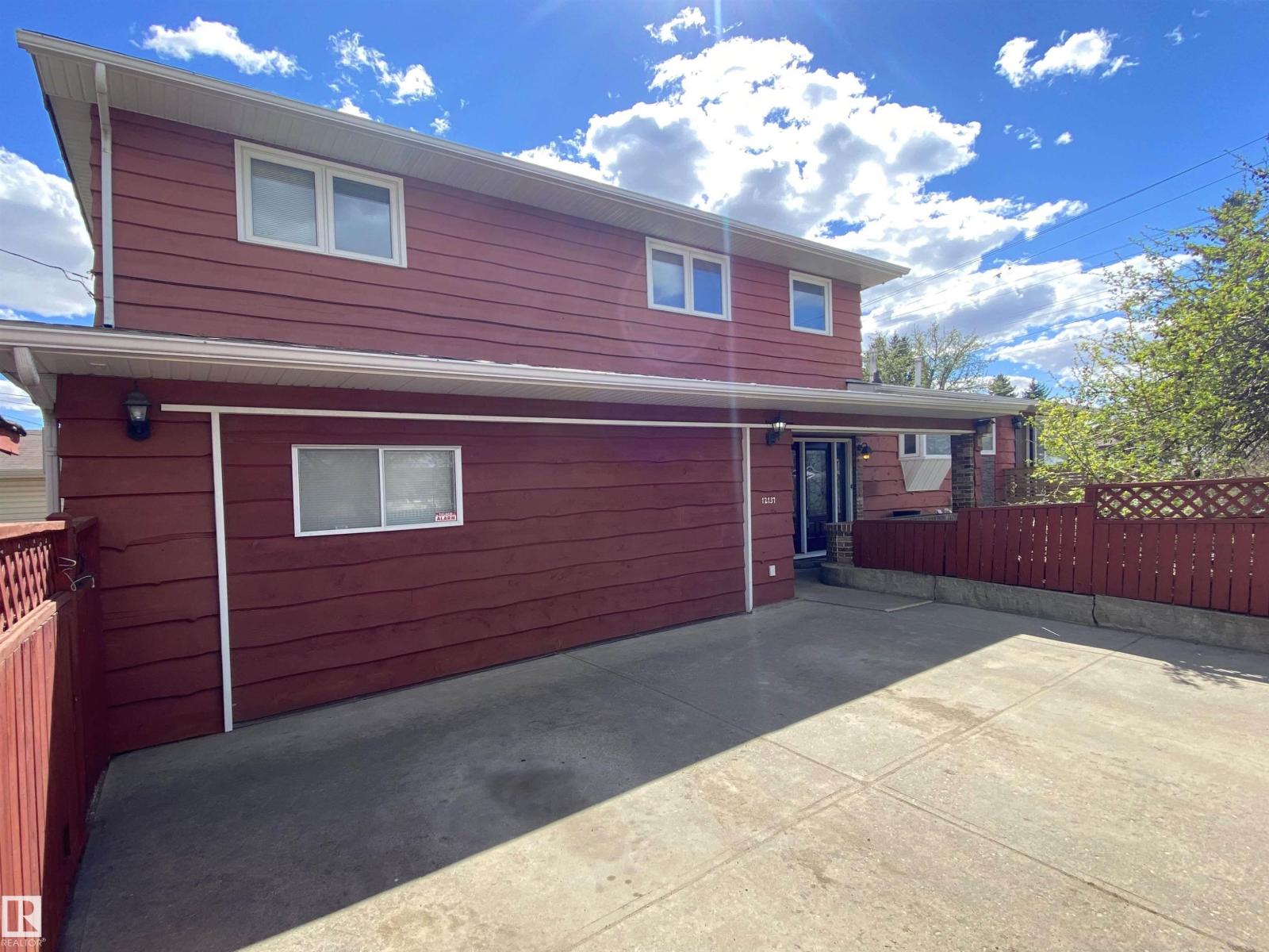 12137 50 ST NW