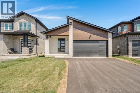 52 MOON Crescent Cambridge ON N1S5A7