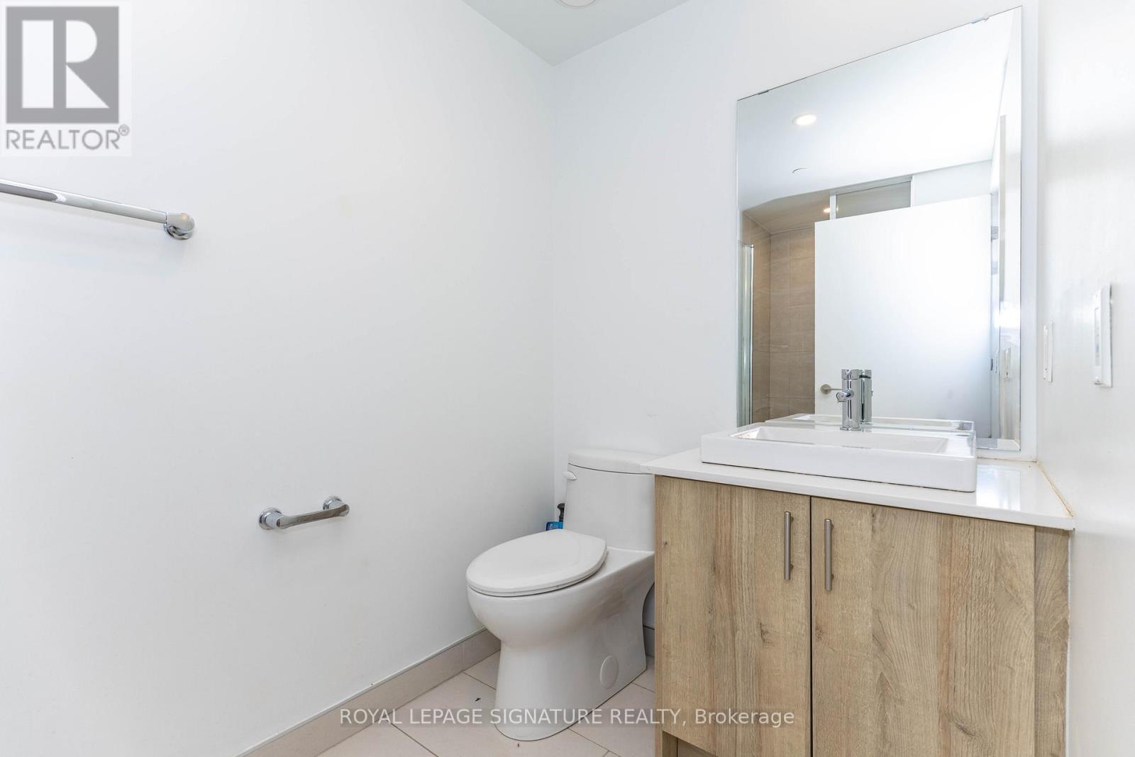 610 - 1195 THE QUEENSWAY