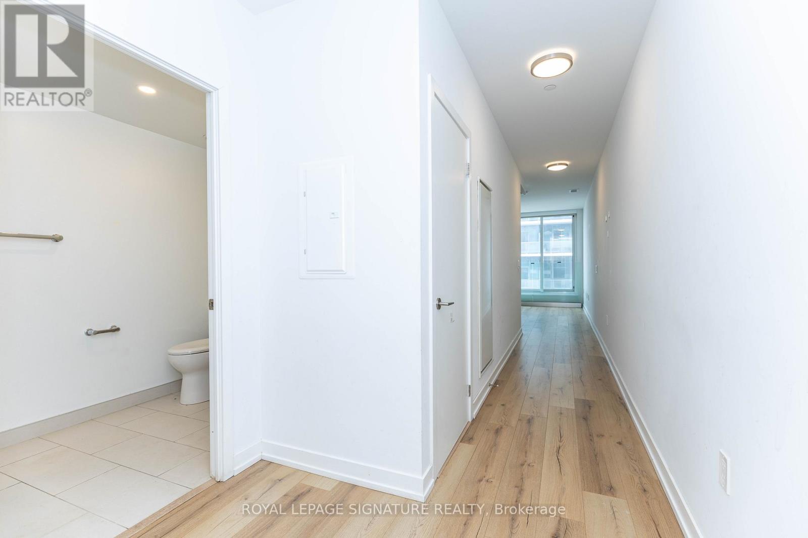 610 - 1195 THE QUEENSWAY